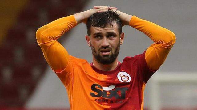 Tribünlerin ıslıkladığı Ömer Bayram'a bir darbe de yorumculuk yapan Sneijder vurdu Tribünlerin ıslıkladığı Ömer Bayram'a bir darbe de yorumculuk yapan Sneijder vurdu
