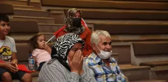 Esra Yıldız'ın ailesi müsabakayı protokolle birlikte gözyaşları içerisinde izledi