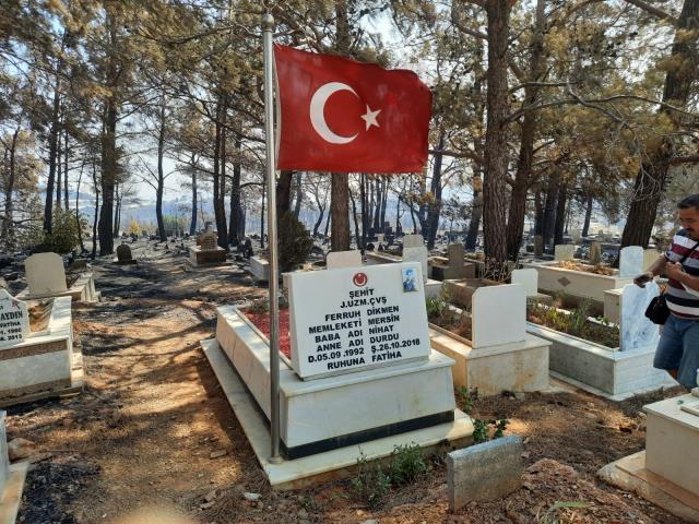 Mersin'deki orman yangınında zarar gören mezarlıkta şehit kabri ve Türk bayrağı yanmadı