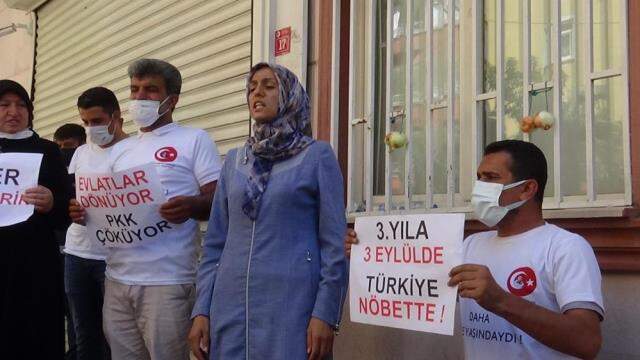 Oğlu teslim olan anne Ayşegül Biçer, HDP il binasına soğan astı Oğlu teslim olan anne Ayşegül Biçer, HDP il binasına soğan astı