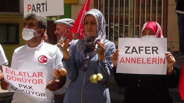 Oğlu teslim olan anne Ayşegül Biçer, HDP il binasına soğan astı Oğlu teslim olan anne Ayşegül Biçer, HDP il binasına soğan astı