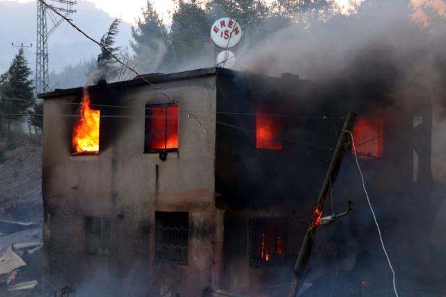 Son Dakika: Türkiye'nin güneyini esir alan yangınlarla ilgili soruşturma başlatıldı