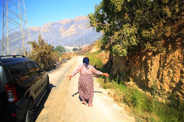 Yangında kül olan evini görünce kendinden geçti: Vay benim evim vay, her şeylerim gitmiş