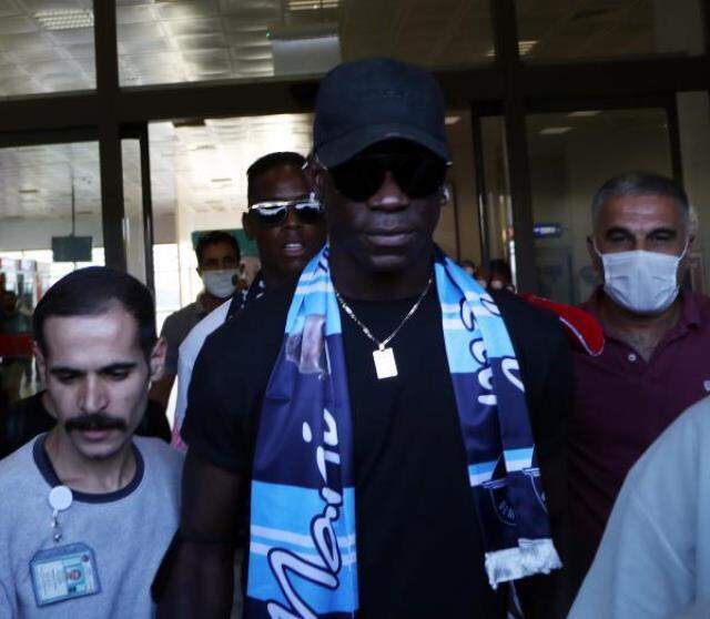 Adana'da Balotelli izdihamı! Dünyaca ünlü futbolcuya dokunmak için birbirleriyle yarıştılar