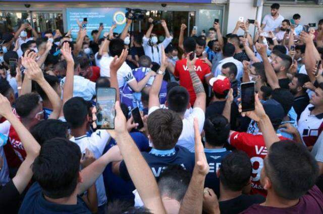 Adana'da Balotelli izdihamı! Dünyaca ünlü futbolcuya dokunmak için birbirleriyle yarıştılar