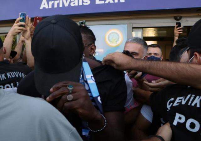 Adana'da Balotelli izdihamı! Dünyaca ünlü futbolcuya dokunmak için birbirleriyle yarıştılar