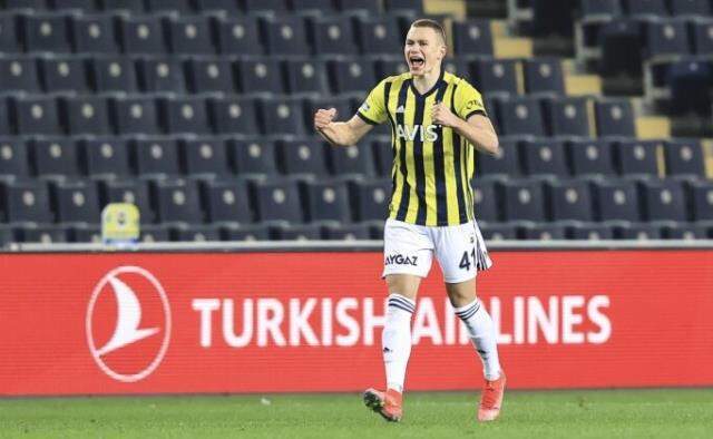 Alman devi Borussia Dortmund, Szalai için Fenerbahçe'ye resmi teklif yaptı Alman devi Borussia Dortmund, Szalai için Fenerbahçe'ye resmi teklif yaptı
