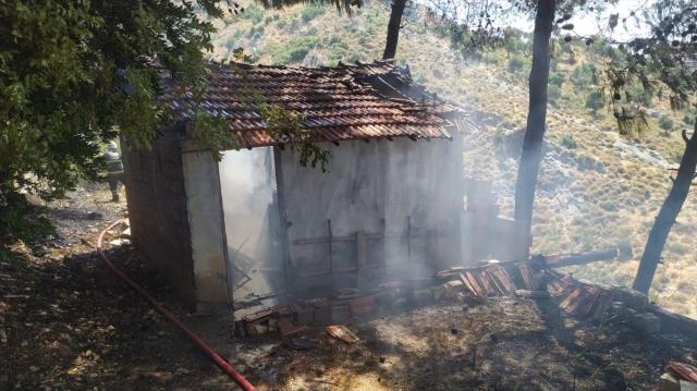 Bir yangın da Hatay'da! Bazı evler tahliye edildi, ekipler alevlere müdahale ediyor