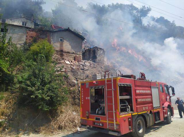 Bir yangın da Hatay'da! Bazı evler tahliye edildi, ekipler alevlere müdahale ediyor Bir yangın da Hatay'da! Bazı evler tahliye edildi, ekipler alevlere müdahale ediyor