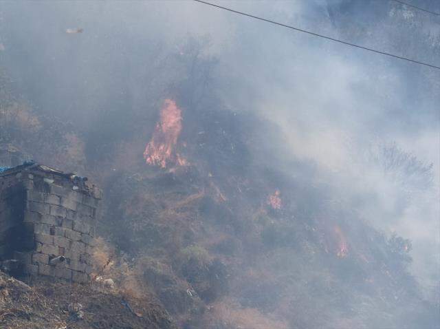 Bir yangın da Hatay'da! Bazı evler tahliye edildi, ekipler alevlere müdahale ediyor Bir yangın da Hatay'da! Bazı evler tahliye edildi, ekipler alevlere müdahale ediyor