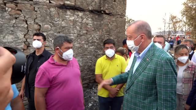 Cumhurbaşkanı Erdoğan, yangından etkilenen vatandaşlarla sohbet etti Cumhurbaşkanı Erdoğan, yangından etkilenen vatandaşlarla sohbet etti