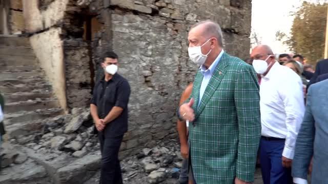 Cumhurbaşkanı Erdoğan, yangından etkilenen vatandaşlarla sohbet etti Cumhurbaşkanı Erdoğan, yangından etkilenen vatandaşlarla sohbet etti