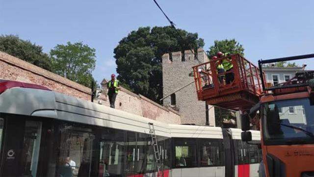 Fatih'te korku dolu dakikalar! İçinde yolcu olan Bağcılar-Kabataş tramvayı raydan çıktı Fatih'te korku dolu dakikalar! İçinde yolcu olan Bağcılar-Kabataş tramvayı raydan çıktı