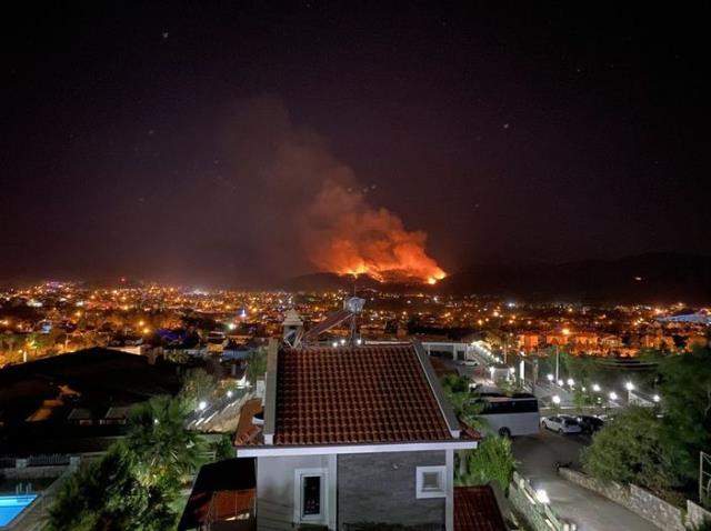 Yangın nedeniyle kaldığı otelden tahliye edilen Songül Karlı, korku dolu anlar yaşadı