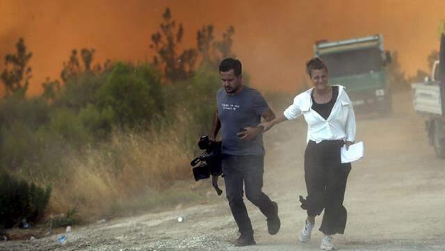 Alevler 20 metreye kadar yükseldi! Manavgat'ta kara yoluna kadar ulaşan yangınla mücadele sürüyor