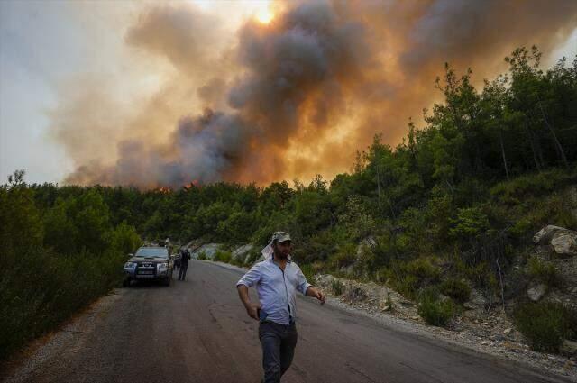 Alevler 20 metreye kadar yükseldi! Manavgat'ta kara yoluna kadar ulaşan yangınla mücadele sürüyor