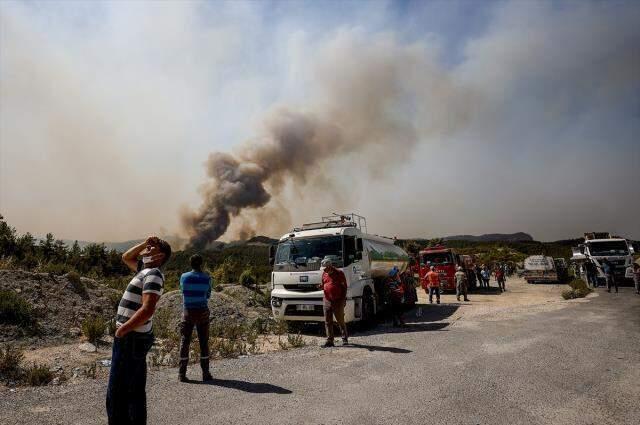 Alevler 20 metreye kadar yükseldi! Manavgat'ta kara yoluna kadar ulaşan yangınla mücadele sürüyor