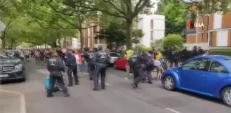 Berlin'de izinsiz korona protestolarında göstericiler ile polis arasında arbede