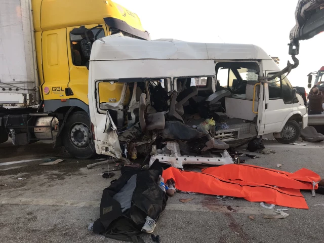 Tarım işçilerini taşıyan minibüse arkadan tır çarptı: 3 ölü, 16 yaralı