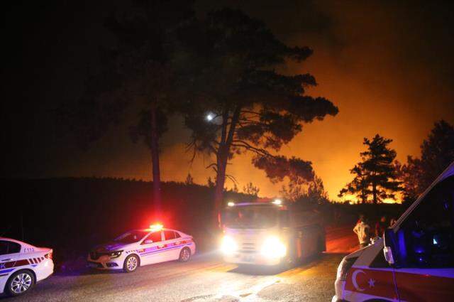 Gece vakti tüyler ürperten görüntülerin geldiği Bodrum'dan kötü haberler peş peşe geliyor! Yangın 2 mahalleye daha sıçradı