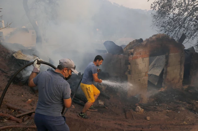 Marmaris'teki orman yangını evlere sıçradı! Bölge halkı da itfaiye ekiplerine destek veriyor