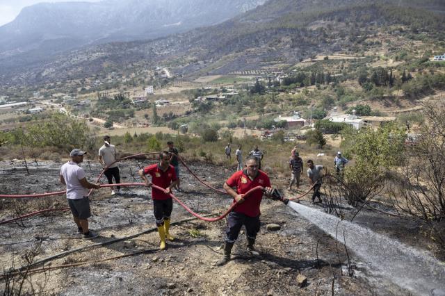 Son Dakika: Mersin ve Antalya'dan güzel haber! 3 noktada devam eden yangınlar kontrol altına alındı