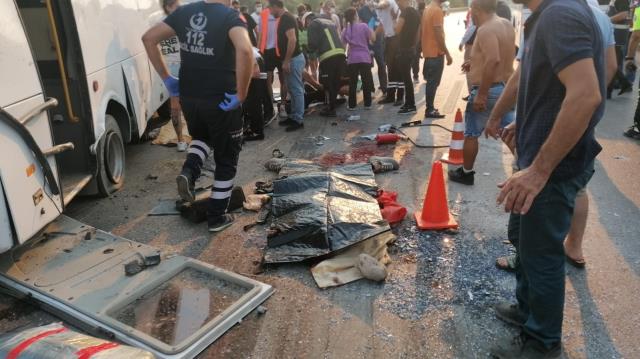 Antalya'da tur midibüsünün devrilmesi sonucu 3 kişi öldü, 16 kişi yaralandı