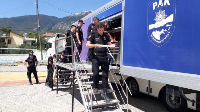 Emniyet'ten vatandaşın ihtiyacına jet hızıyla cevap! 5 bin kişi kapasiteli mutfak tırı kuruldu Emniyet'ten vatandaşın ihtiyacına jet hızıyla cevap! 5 bin kişi kapasiteli mutfak tırı kuruldu