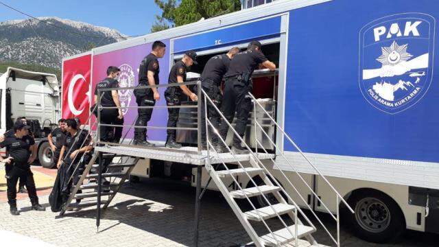 Emniyet'ten vatandaşın ihtiyacına jet hızıyla cevap! 5 bin kişi kapasiteli mutfak tırı kuruldu Emniyet'ten vatandaşın ihtiyacına jet hızıyla cevap! 5 bin kişi kapasiteli mutfak tırı kuruldu