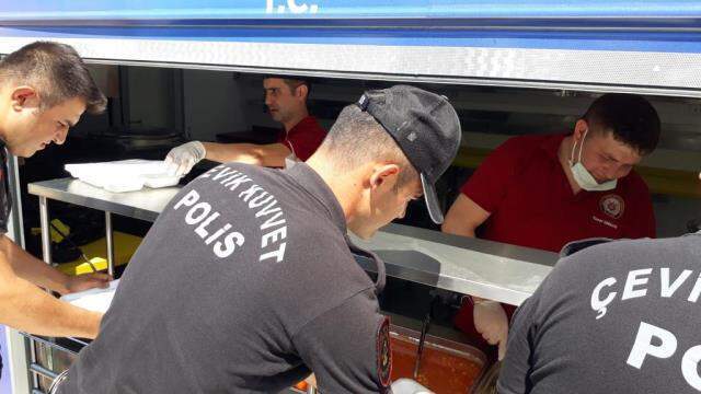 Emniyet'ten vatandaşın ihtiyacına jet hızıyla cevap! 5 bin kişi kapasiteli mutfak tırı kuruldu Emniyet'ten vatandaşın ihtiyacına jet hızıyla cevap! 5 bin kişi kapasiteli mutfak tırı kuruldu