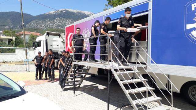 Emniyet'ten vatandaşın ihtiyacına jet hızıyla cevap! 5 bin kişi kapasiteli mutfak tırı kuruldu Emniyet'ten vatandaşın ihtiyacına jet hızıyla cevap! 5 bin kişi kapasiteli mutfak tırı kuruldu