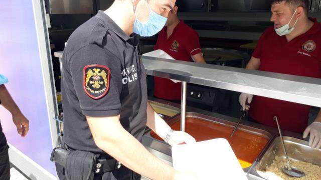 Emniyet'ten vatandaşın ihtiyacına jet hızıyla cevap! 5 bin kişi kapasiteli mutfak tırı kuruldu Emniyet'ten vatandaşın ihtiyacına jet hızıyla cevap! 5 bin kişi kapasiteli mutfak tırı kuruldu