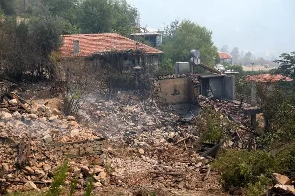 Yangın felaketiyle boğuşan Manavgat'ta muhtar bakanı Karaaismaioğlu'nun karşısında hüngür hüngür ağladı