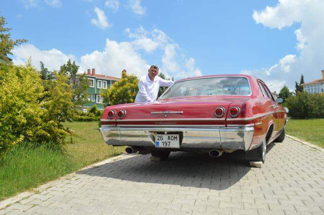 Sıfır araç fiyatına aldığı 1965 model klasik otomobiline gözü gibi bakıyor Sıfır araç fiyatına aldığı 1965 model klasik otomobiline gözü gibi bakıyor
