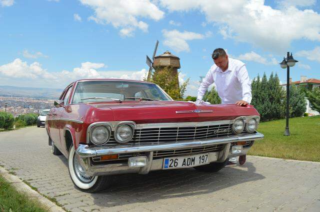 Sıfır araç fiyatına aldığı 1965 model klasik otomobiline gözü gibi bakıyor Sıfır araç fiyatına aldığı 1965 model klasik otomobiline gözü gibi bakıyor