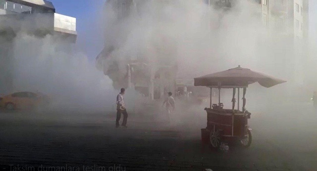 Arıza yapan ticari taksi Taksim Meydanı'nı dumana boğdu Arıza yapan ticari taksi Taksim Meydanı'nı dumana boğdu