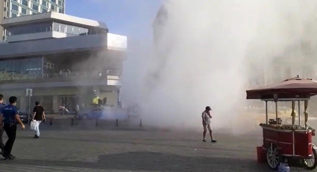 Arıza yapan ticari taksi Taksim Meydanı'nı dumana boğdu Arıza yapan ticari taksi Taksim Meydanı'nı dumana boğdu