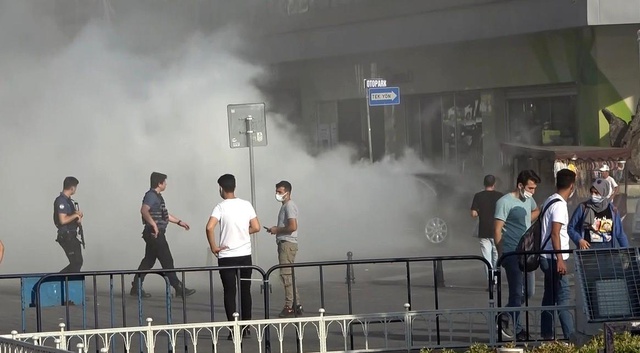 Arıza yapan ticari taksi Taksim Meydanı'nı dumana boğdu Arıza yapan ticari taksi Taksim Meydanı'nı dumana boğdu