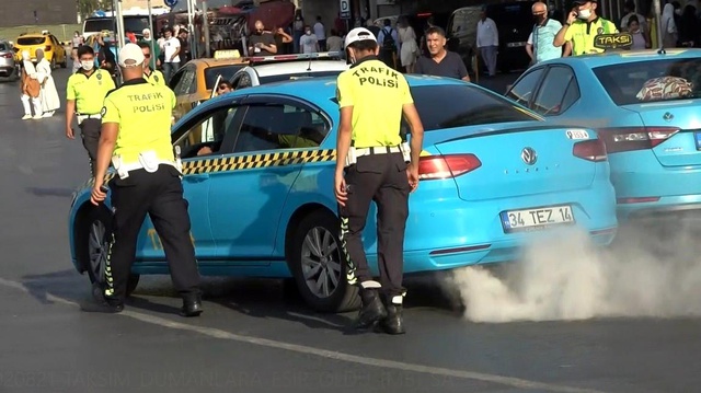 Arıza yapan ticari taksi Taksim Meydanı'nı dumana boğdu Arıza yapan ticari taksi Taksim Meydanı'nı dumana boğdu