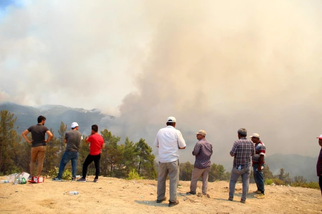 Günlerdir alevlere teslim olan Manavgat'ta yangın bir mahalleye daha yaklaştı, vatandaşlar tahliye için korkuyla bekliyor