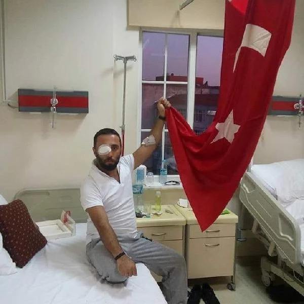 15 Temmuz'da gözünü kaybeden gazi Fatih Orhan 3 kişinin bıçaklı saldırısı sonucu feci şekilde can verdi