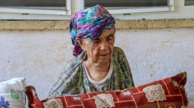 Milyonların yüreğini yakan fotoğraftaki kadın Alzheimer hastası çıktı! Evinin yandığını bile bilmiyor Milyonların yüreğini yakan fotoğraftaki kadın Alzheimer hastası çıktı! Evinin yandığını bile bilmiyor