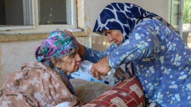 Milyonların yüreğini yakan fotoğraftaki kadın Alzheimer hastası çıktı! Evinin yandığını bile bilmiyor Milyonların yüreğini yakan fotoğraftaki kadın Alzheimer hastası çıktı! Evinin yandığını bile bilmiyor