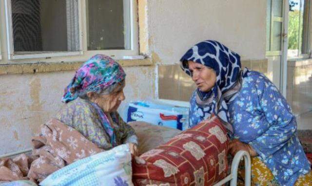 Milyonların yüreğini yakan fotoğraftaki kadın Alzheimer hastası çıktı! Evinin yandığını bile bilmiyor Milyonların yüreğini yakan fotoğraftaki kadın Alzheimer hastası çıktı! Evinin yandığını bile bilmiyor