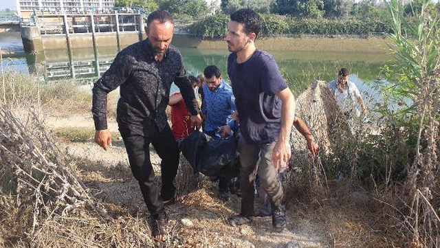 Acılı baba, akıntıya kapılıp yaşamını yitiren oğlunun başında çaresizce bekledi Acılı baba, akıntıya kapılıp yaşamını yitiren oğlunun başında çaresizce bekledi