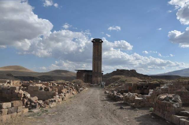 UNESCO listesinde yer alan ve Anadolu'nun ilk Türk camisi olarak bilinen Ebul Menuçehr Cami'nde ezan sesi yankılandı