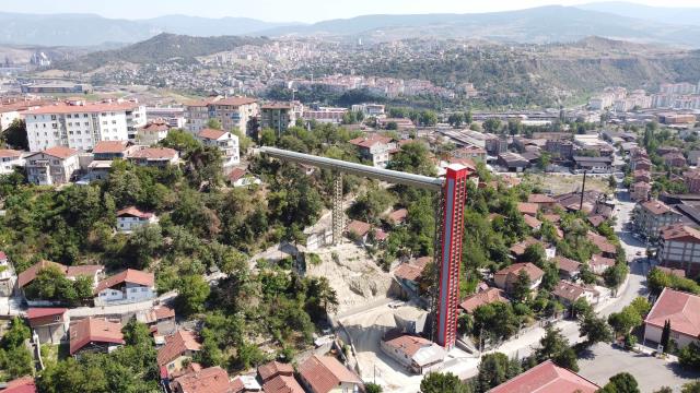 Karabük'te, yüksek kesimlerde yer alan mahallelere ulaşım asansörlerle sağlanıyor