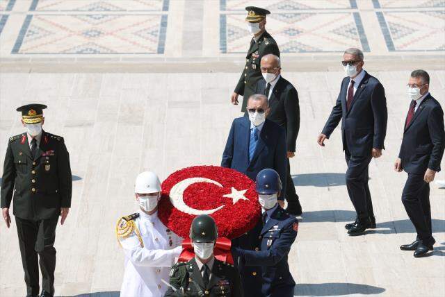 YAŞ toplantısı öncesi Anıtkabir'i ziyaret eden Cumhurbaşkanı Erdoğan, özel defteri imzaladı