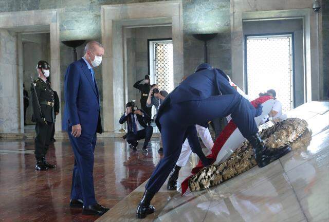 YAŞ toplantısı öncesi Anıtkabir'i ziyaret eden Cumhurbaşkanı Erdoğan, özel defteri imzaladı