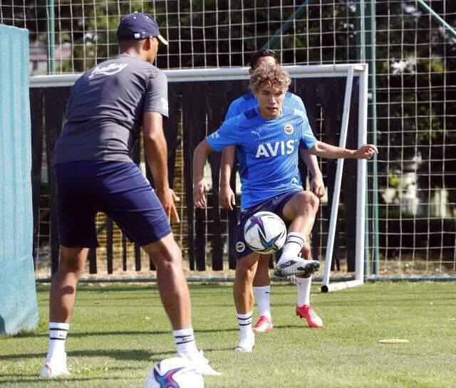 Caner Erkin'in yerine transfer edilen Çağtay Kurukalıp, imzayı atar atmaz antrenmana çıktı